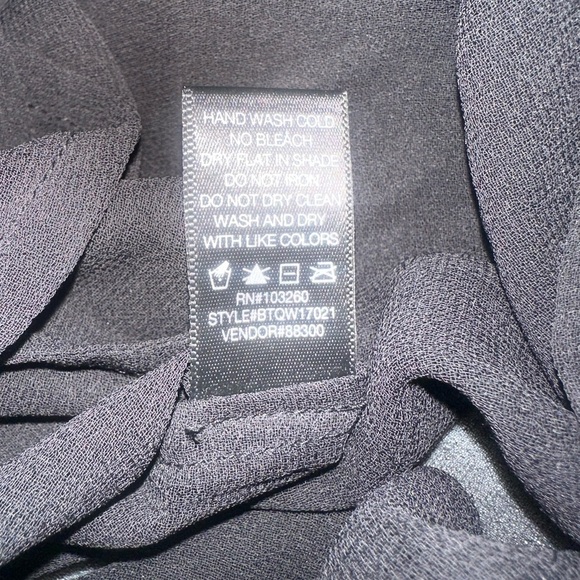 BKE BOUTIQUE - Beautiful Black Sheer Beaded Top. Front & Back V Neck SZ Small - Picture 10 of 11